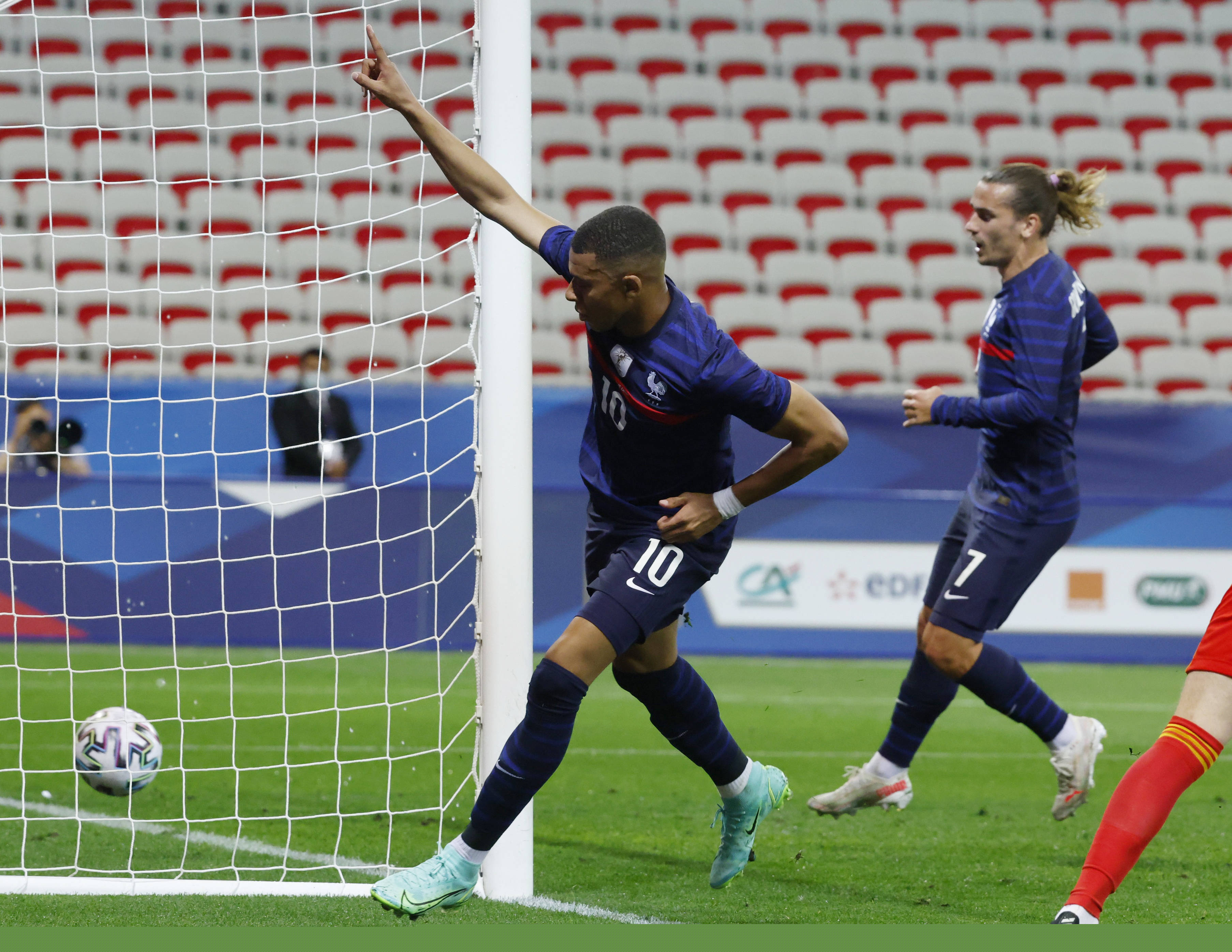 安迪·卡罗尔惊叹切赫神扑，创英格兰足球史经典瞬间